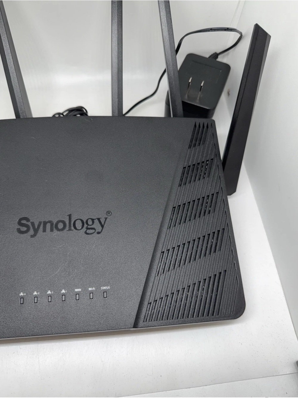 Black Wireless Router - High-Performance Networking - Picture 2 of 11